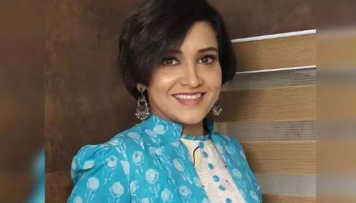 Lena is happy to retransmit her Omanathinkal Pakshi serial